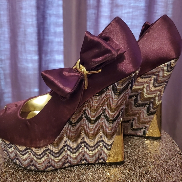 Purple satin wedge shoes. - Picture 4 of 4